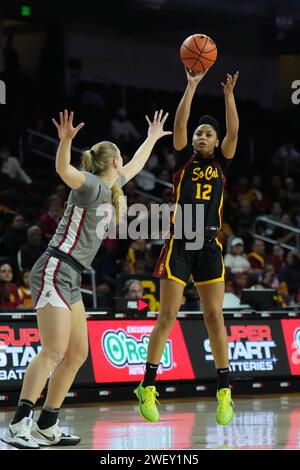 Der südkalifornische Trojaner Juju Watkins (12) schießt den Ball gegen die Washington State Cougars Garde Tara Wallack (1) während der ersten Hälfte eines NCAA College Frauen Basketballspiels Freitag, den 26. Januar 2024 in Los Angeles. USC besiegte WSU 70:62. Stockfoto