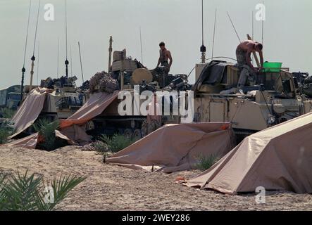 Erster Golfkrieg: 4. März 1991 Soldaten entspannen sich im Sonnenschein auf ihren FV432 APCs im Hauptquartier der britischen Armee in Kuwait. Stockfoto