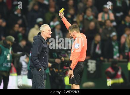 Bremen, Deutschland. Januar 2024. Fußball: Bundesliga, Werder Bremen - SC Freiburg, 19. Spieltag, wohninvest Weserstadion.Freiburger Trainer Christian Streich wird von Schiedsrichter Robert Hartmann eine gelbe Karte gezeigt. Hinweis: Carmen Jaspersen/dpa – WICHTIGER HINWEIS: gemäß den Vorschriften der DFL Deutscher Fußball-Liga und des DFB Deutscher Fußball-Bundes ist es verboten, im Stadion und/oder des Spiels aufgenommene Fotografien in Form von sequenziellen Bildern und/oder videoähnlichen Fotoserien zu verwenden oder zu nutzen./dpa/Alamy Live News Stockfoto