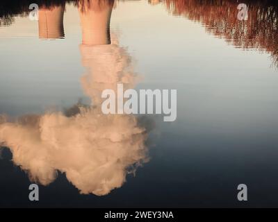 Französische Stromerzeugung und Umwelt Seascape mit Reflexion der Kühltürme des Kernkraftwerks in den französischen Gemeinden Stockfoto