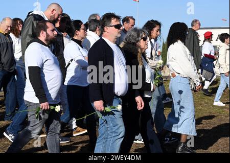 © REMY GABALDA/MAXPPP - PAMIERS 27/01/2024 4000 PERSONNES ONT MARCHE DANS LES RUES DU CENTRE DE PAMIERS EN LA MEMOIRE ALEXANDRA ET CAMILLE MORTES DANS UN ACCIDENT DE VOITURE SUR UN BARRAGE D AGRICULTEURS LA MARCHE BLANCHE EN HOMMAGE À ALEXANDRA ET CAMILLE SONAC, Décédées après avoir été fauchées au petit matin du mardi 13 janvier sur un barrage d'agriculteurs à Pamiers (Lot-et-Garonne), a réuni ce samedi « environ 4 000 personnes », selon la préfecture. Pamiers, Frankreich, am 27. januar 2024 startete die Prozession gegen 13:30 Uhr vor dem Landwirtschaftsgymnasium Pamiers. Zwischen 3.000 und Stockfoto