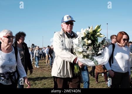 © REMY GABALDA/MAXPPP - PAMIERS 27/01/2024 4000 PERSONNES ONT MARCHE DANS LES RUES DU CENTRE DE PAMIERS EN LA MEMOIRE ALEXANDRA ET CAMILLE MORTES DANS UN ACCIDENT DE VOITURE SUR UN BARRAGE D AGRICULTEURS LA MARCHE BLANCHE EN HOMMAGE À ALEXANDRA ET CAMILLE SONAC, Décédées après avoir été fauchées au petit matin du mardi 13 janvier sur un barrage d'agriculteurs à Pamiers (Lot-et-Garonne), a réuni ce samedi « environ 4 000 personnes », selon la préfecture. Pamiers, Frankreich, am 27. januar 2024 startete die Prozession gegen 13:30 Uhr vor dem Landwirtschaftsgymnasium Pamiers. Zwischen 3.000 und Stockfoto