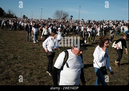 © REMY GABALDA/MAXPPP - PAMIERS 27/01/2024 4000 PERSONNES ONT MARCHE DANS LES RUES DU CENTRE DE PAMIERS EN LA MEMOIRE ALEXANDRA ET CAMILLE MORTES DANS UN ACCIDENT DE VOITURE SUR UN BARRAGE D AGRICULTEURS LA MARCHE BLANCHE EN HOMMAGE À ALEXANDRA ET CAMILLE SONAC, Décédées après avoir été fauchées au petit matin du mardi 13 janvier sur un barrage d'agriculteurs à Pamiers (Lot-et-Garonne), a réuni ce samedi « environ 4 000 personnes », selon la préfecture. Pamiers, Frankreich, am 27. januar 2024 startete die Prozession gegen 13:30 Uhr vor dem Landwirtschaftsgymnasium Pamiers. Zwischen 3.000 und Stockfoto