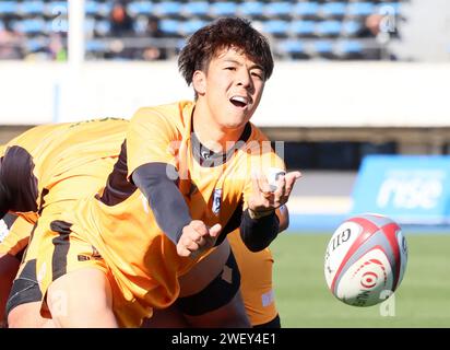 Tokio, Japan. Januar 2024. Kubota Spears Funabashi Tokyo Bay Scrum Half Shinobu Fujiwara gibt den Ball während des Rugby League One Spiels gegen Ricoh Black Rams Tokyo auf dem Komazawa Olympic Park Athletic Field in Tokio am Samstag, den 27. Januar 2024. Kubota Spears besiegte Ricoh Black Rams mit 18:17. (Foto: Yoshio Tsunoda/AFLO) Stockfoto