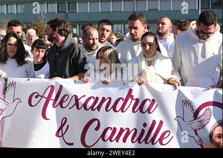 © REMY GABALDA/MAXPPP - PAMIERS 27/01/2024 4000 PERSONNES ONT MARCHE DANS LES RUES DU CENTRE DE PAMIERS EN LA MEMOIRE ALEXANDRA ET CAMILLE MORTES DANS UN ACCIDENT DE VOITURE SUR UN BARRAGE D AGRICULTEURS Clemence Biard, President des Jeunes Agriculteurs d'Ariege EST en larmes a droite de l'image. La marche blanche en Hommage à Alexandra et Camille Sonac, décédées après avoir été fauchées au petit matin du mardi 13 janvier sur un barrage d'agriculteurs à Pamiers (Lot-et-Garonne), a réuni ce samedi « environ 4 000 personnes », selon la préfecture. Pamiers, Frankreich, 27. januar 2024 Prozess Stockfoto