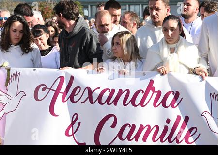 © REMY GABALDA/MAXPPP - PAMIERS 27/01/2024 4000 PERSONNES ONT MARCHE DANS LES RUES DU CENTRE DE PAMIERS EN LA MEMOIRE ALEXANDRA ET CAMILLE MORTES DANS UN ACCIDENT DE VOITURE SUR UN BARRAGE D AGRICULTEURS Clemence Biard, President des Jeunes Agriculteurs d'Ariege EST en larmes a droite de l'image. La marche blanche en Hommage à Alexandra et Camille Sonac, décédées après avoir été fauchées au petit matin du mardi 13 janvier sur un barrage d'agriculteurs à Pamiers (Lot-et-Garonne), a réuni ce samedi « environ 4 000 personnes », selon la préfecture. Pamiers, Frankreich, 27. januar 2024 Prozess Stockfoto