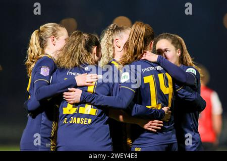 Rotterdam, Niederlande. Januar 2024. ROTTERDAM, NIEDERLANDE - 27. JANUAR: Leonie Vliek vom FC Twente, Renate Jansen vom FC Twente, Danique van Ginkel vom FC Twente, Liz Rijsbergen vom FC Twente, Marisa Olislagers vom FC Twente feiert, nachdem sie am 27. Januar 2024 im Sportkomplex Varkenoord in Rotterdam, Niederlande, das dritte Tor des Teams beim Azerion Vrouwen Eredivisie Spiel zwischen Feyenoord und FC Twente erzielt hat (Foto: Hans van der Valk/Orange Pictures) Stockfoto