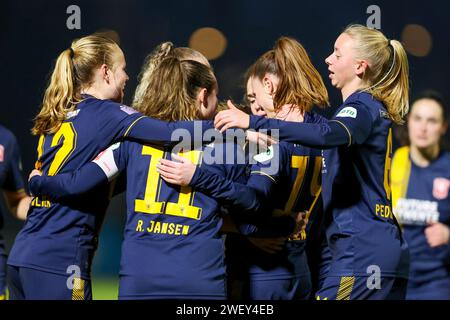 Rotterdam, Niederlande. Januar 2024. ROTTERDAM, NIEDERLANDE - 27. JANUAR: Leonie Vliek vom FC Twente, Renate Jansen vom FC Twente, Liz Rijsbergen vom FC Twente, Ella Peddemors vom FC Twente feiert, nachdem sie am 27. Januar 2024 im Sportkomplex Varkenoord in Rotterdam, Niederlande, das dritte Tor des Teams beim Azerion Vrouwen Eredivisie Spiel zwischen Feyenoord und FC Twente erzielt hat (Foto: Hans van der Valk/Orange Pictures) Stockfoto