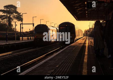 Chiltern Railways der Baureihe 68 Lokomotive 68013 und Baureihe 168 168002 am Bahnhof Bicester North, wo sie die aufgehende Sonne mit einem goldenen Glanz erstrahlen lassen Stockfoto