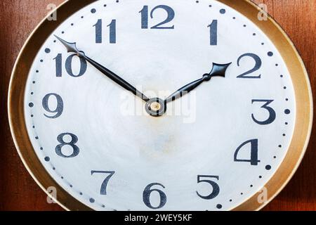 Alte Vintage-Uhr auf einem hölzernen Hintergrund. Rundes Zifferblatt der Wanduhr. Konzeptzeit läuft. Zeitkonzept. Uhr, Zeitmesser, Zeitmesser, Ticker Stockfoto