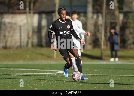 Griesheim, Deutschland. Januar 2024. 27.01.2024, Fussball Testspiel, SC Viktoria Griesheim - Eintracht Frankfurt U21, emonline, despor, emspor, v.l., PHINEES BONIANGA (EINTRACHT FRANKFURT II) DFL/DFB-VORSCHRIFTEN VERBIETEN DIE VERWENDUNG VON FOTOGRAFIEN ALS BILDSEQUENZEN UND/ODER QUASI-VIDEO. Xdcx Credit: dpa/Alamy Live News Stockfoto