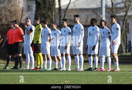 Griesheim, Deutschland. Januar 2024. 27.01.2024, Fussball Testspiel, SC Viktoria Griesheim - Eintracht Frankfurt U21, emonline, despor, emspor, v.l., EINLAUF DER MANNSCHAFTEN DFL/DFB-VORSCHRIFTEN VERBIETEN DIE VERWENDUNG VON FOTOGRAFIEN ALS BILDSEQUENZEN UND/ODER QUASI-VIDEO. Xdcx Credit: dpa/Alamy Live News Stockfoto