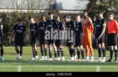 Griesheim, Deutschland. Januar 2024. 27.01.2024, Fussball Testspiel, SC Viktoria Griesheim - Eintracht Frankfurt U21, emonline, despor, emspor, v.l., EINLAUF DER MANNSCHAFTEN DFL/DFB-VORSCHRIFTEN VERBIETEN DIE VERWENDUNG VON FOTOGRAFIEN ALS BILDSEQUENZEN UND/ODER QUASI-VIDEO. Xdcx Credit: dpa/Alamy Live News Stockfoto