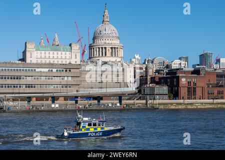 Polizeiboot auf der Themse im Zentrum von London, England, Großbritannien. Die Metropolitan Police startet mit der St. Paul's Cathedral im Hintergrund Stockfoto