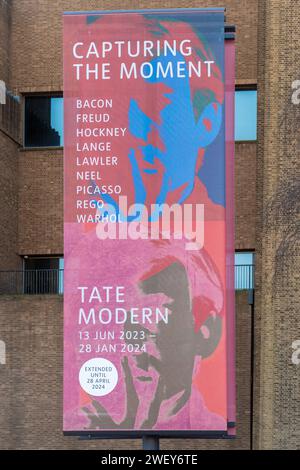 Banner vor der Tate Modern Art Gallery Werbung Capture the Moment Malerei und Fotografie Ausstellung 2023 bis 2024 in London, England, Großbritannien Stockfoto