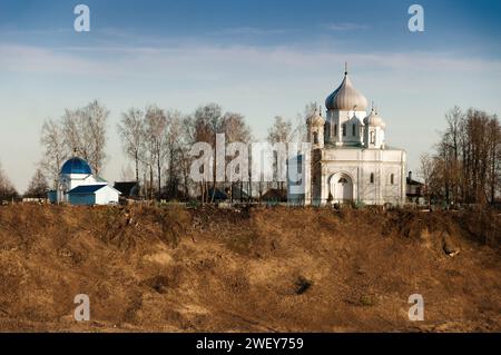 Eine kleine Dorfkirche auf einem hohen Hügel. Kirche am Ufer des Flusses. Alte Orthodoxe Kirche. Stockfoto