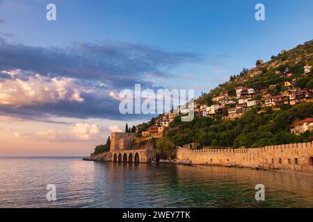 Mittelalterliches Schloss Seldschuk mit Trockendock Tersane, eine wichtige Touristenattraktion in Alanya, Türkei Stockfoto