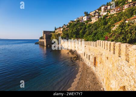 Mittelalterliches Schloss Seldschuk mit Trockendock Tersane, eine wichtige Touristenattraktion in Alanya, Türkei Stockfoto