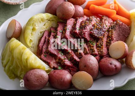 Corned Beef in Scheiben geschnitten, serviert mit Kohl, Kartoffeln und Karotten, traditionelles irisches Rezept für den Saint Patricks Day Stockfoto