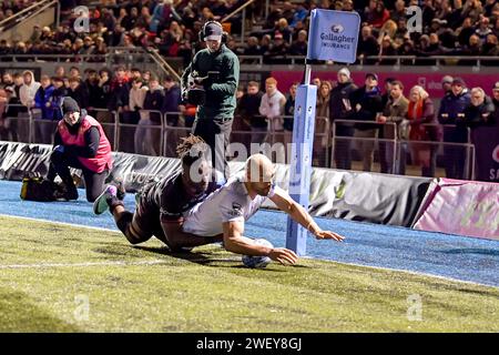 Olly Woodburn von Exeter Chiefs erzielt Exeter Chiefs Eröffnungsversuch während des Gallagher Premiership Rugby-Spiels zwischen Saracens und Exeter Chiefs im StoneX Stadium, London, England am 27. Januar 2024. Foto von Phil Hutchinson. Nur redaktionelle Verwendung, Lizenz für kommerzielle Nutzung erforderlich. Keine Verwendung bei Wetten, Spielen oder Publikationen eines einzelnen Clubs/einer Liga/eines Spielers. Quelle: UK Sports Pics Ltd/Alamy Live News Stockfoto