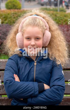 Düsteres Kind. Die verärgerten Kinderhände schließen die Ohren. Das Konzept, dem das kleine Mädchen nicht zustimmt, das Kind will nicht zuhören. Keine Bereitschaft zuzuhören, B Stockfoto