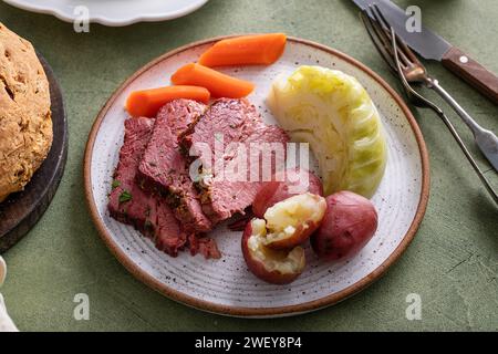 Corned Beef in Scheiben geschnitten, serviert mit Kohl, Kartoffeln und Karotten, traditionelles irisches Rezept für den Saint Patricks Day Stockfoto