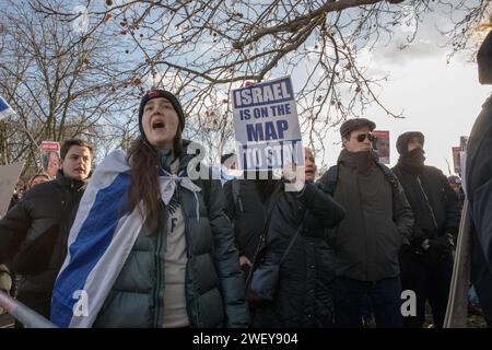 Berlin, Deutschland. Januar 2024. Pro-Israel-Schilder als Berlin Zeuge einer Konvergenz bedeutender Ereignisse war: Die Begehung des Internationalen Holocaust-Gedenktages und parallele Proteste pro-israelischer und pro-palästinensischer Gruppen in der Nähe des Neptunbrunnen. (Kreditbild: © Michael Kuenne/PRESSCOV via ZUMA Press Wire) NUR REDAKTIONELLE VERWENDUNG! Nicht für kommerzielle ZWECKE! Quelle: ZUMA Press, Inc./Alamy Live News Stockfoto