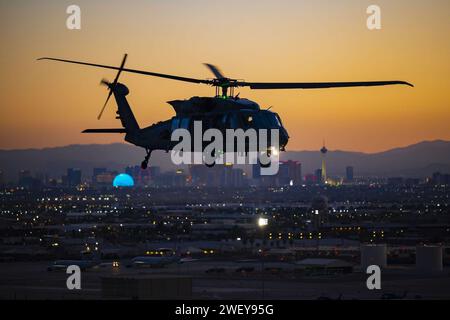 Eine HH-60W Jolly Green II, die der 34th Waffenschwader zugewiesen ist, startet, um an einer Kampfsuchungs- und Rettungsmission auf der Nellis Air Force Base, Nevada, am 23. Oktober 2023 teilzunehmen. Stockfoto