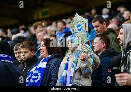 Bramall Lane, Sheffield, Großbritannien. Januar 2024. FA Cup Fourth Round Football, Sheffield United gegen Brighton und Hove Albion; Ein junger Brighton Fan hält ihr Exemplar des FA Cup Credit: Action Plus Sports/Alamy Live News Stockfoto