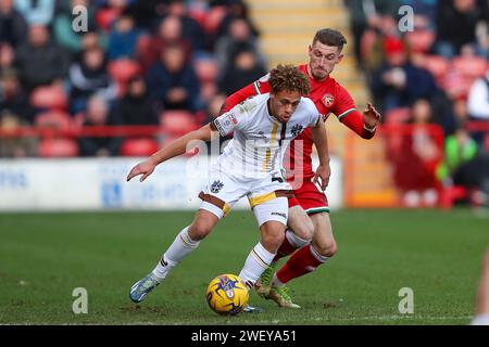 Walsalls Thomas Knowles (L) und Stephen Duke McKenna aus Sutton Utd während des Spiels der Sky Bet League 2 zwischen Walsall und Sutton United im Banks's Stadium, Walsall, am Samstag, den 27. Januar 2024. (Foto: Gustavo Pantano | MI News) Credit: MI News & Sport /Alamy Live News Stockfoto