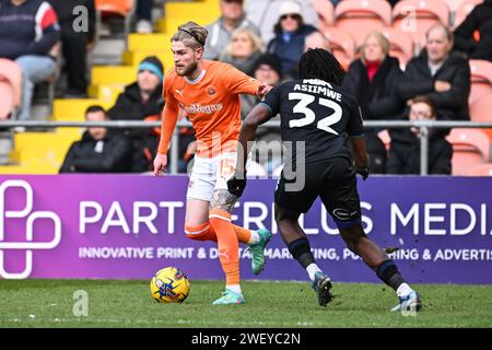 Hayden Coulson von Blackpool nimmt am 27. Januar 2024 gegen Nathan Asiimwe von Charlton Athletic im Sky Bet League 1 Spiel Blackpool vs Charlton Athletic in Bloomfield Road, Blackpool, Großbritannien, auf (Foto: Craig Thomas/News Images) Stockfoto