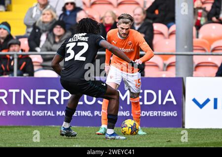 Hayden Coulson von Blackpool nimmt am 27. Januar 2024 gegen Nathan Asiimwe von Charlton Athletic im Sky Bet League 1 Spiel Blackpool vs Charlton Athletic in Bloomfield Road, Blackpool, Großbritannien, auf (Foto: Craig Thomas/News Images) Stockfoto