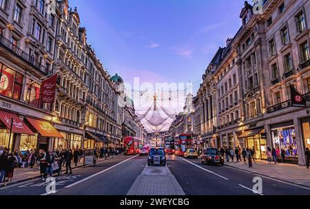 London - 17. November 2017 - festliche Weihnachtsszene bei Sonnenuntergang in der Regent Street mit Black Taxi and Angels, London, Großbritannien Stockfoto