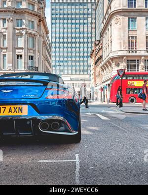 London – 16. Juni 2018 – British Blue Sports Car in London City Street mit Red Double Decker Bus, London UK Stockfoto