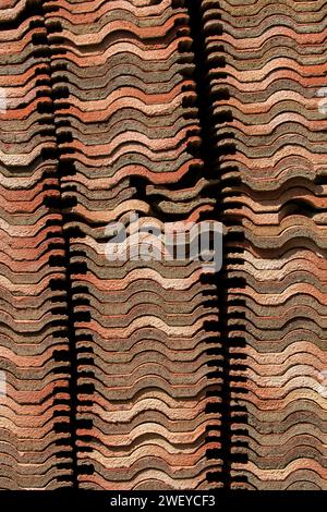 Hintergrund eines Haufens von Dachziegeln, der eine abstrakte Textur schafft Stockfoto