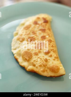 Geröstete appetitliche Cheburek liegt auf einem Teller. Fleischgerichte mit einfacher Zubereitung. Bratprodukte Stockfoto