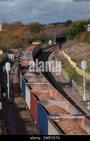 Güterzug mit Zuschlagstoffen in offenen Kastenwagen, vorbei an Wolvercote, Oxford, Großbritannien Stockfoto