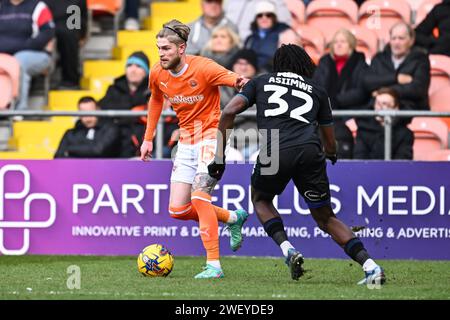 Hayden Coulson von Blackpool nimmt am 27. Januar 2024 mit Nathan Asiimwe von Charlton Athletic im Sky Bet League 1 Spiel Blackpool gegen Charlton Athletic in Bloomfield Road, Blackpool, Großbritannien, auf, 27. Januar 2024 auf. (Foto: Craig Thomas/News Images/SIPA USA) Credit: SIPA USA/Alamy Live News Stockfoto