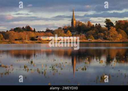 Arriva Crosscountry-Zug der Baureihe 220 voyager spiegelt sich in den überfluteten Feldern in Kings Sutton, Northamptonshire, Großbritannien Stockfoto