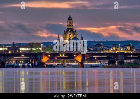 Die Kirche unserer Lieben Frau und das Albertinum in der Altstadt, bei Sonnenuntergang über der Elbe zu sehen. Stockfoto