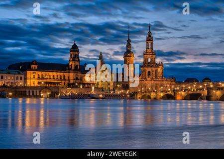 Sekundogenitur, Turm Hausmannsturm und Kathedrale der Heiligen Dreifaltigkeit in der Altstadt, gesehen über die Elbe auf Hochwasserniveau. Stockfoto