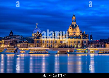 Das Albertinum und die Kirche unserer Lieben Frau in der Altstadt, über die Elbe bei Hochwasser bei Nacht beleuchtet. Stockfoto