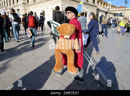 © PHOTOPQR/LA PROVENCE/VALLAURI Nicolas ; Marseille ; 27/01/2024 ; Parvis de la gare Saint Charles à Marseille Manifestation ' Oui au train de nuit ' pour le maintien de nouveaux Trains de nuit ( Trains Liegen ) Vers de nombreuses Destinationen en France et en Europe au départ de Marseille Marseille, Frankreich, 27. januar 2024 Demonstration „Ja zum Nachtzug“ für die Wartung neuer Nachtzüge (Nachtzüge) zu vielen Zielen in Frankreich und Europa von Marseille Credit: MAXPPP/Alamy Live News Stockfoto