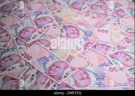 Gaziveren, Zypern 01.27.2024-200 Türkische Lira verstreut auf dem Tisch als Hintergrund 19 Stockfoto