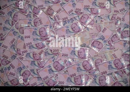 Gaziveren, Zypern 01.27.2024-200 Türkische Lira verstreut auf dem Tisch als Hintergrund 18 Stockfoto