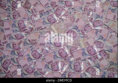 Gaziveren, Zypern 01.27.2024-200 Türkische Lira verstreut auf dem Tisch als Hintergrund 17 Stockfoto