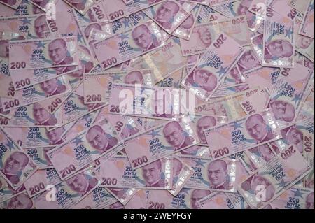 Gaziveren, Zypern 01.27.2024-200 Türkische Lira verstreut auf dem Tisch als Hintergrund 16 Stockfoto