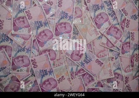 Gaziveren, Zypern 01.27.2024-200 Türkische Lira verstreut auf dem Tisch als Hintergrund 13 Stockfoto