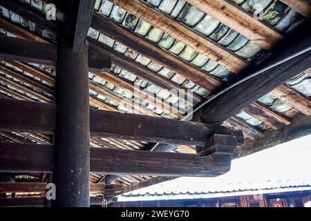 Holzdachkonstruktion von Shunyu Lou, einem der größten tulou (gerammte Erdgebäude im Kreis Nanjing, Provinz Fujian, China) Stockfoto