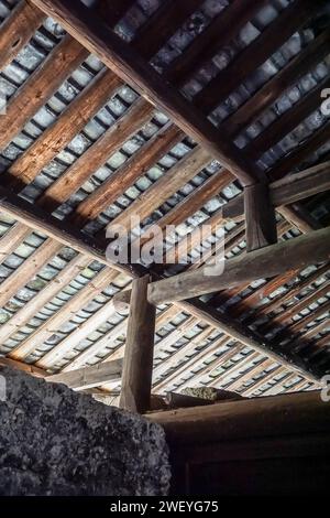 Holzdachkonstruktion von Shunyu Lou, einem der größten tulou (gerammte Erdgebäude im Kreis Nanjing, Provinz Fujian, China) Stockfoto